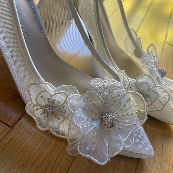 Betsy Johnson, Petra Ivory 3 inch Block Heel, size 7 - Picture 3 of 5